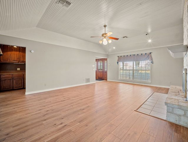 126 Boardwalk Dr, Center Point, TX 78010