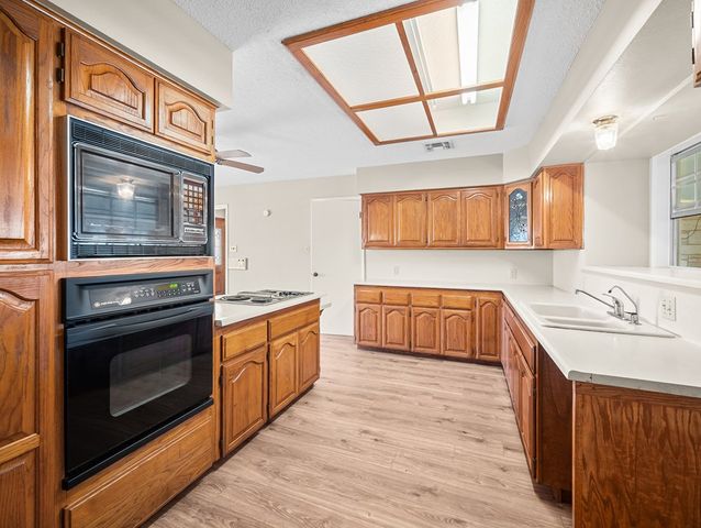 126 Boardwalk Dr, Center Point, TX 78010