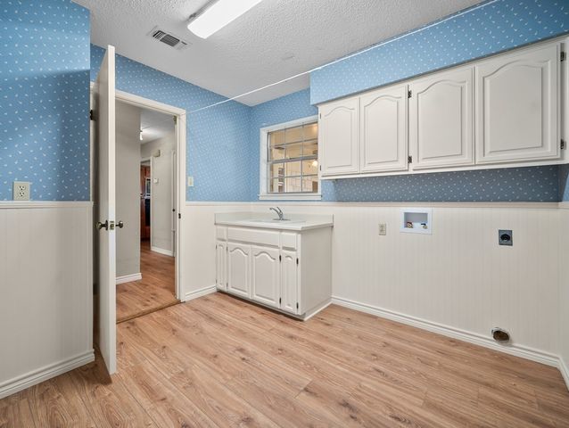 126 Boardwalk Dr, Center Point, TX 78010