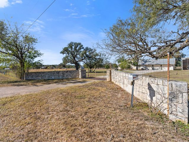 126 Boardwalk Dr, Center Point, TX 78010