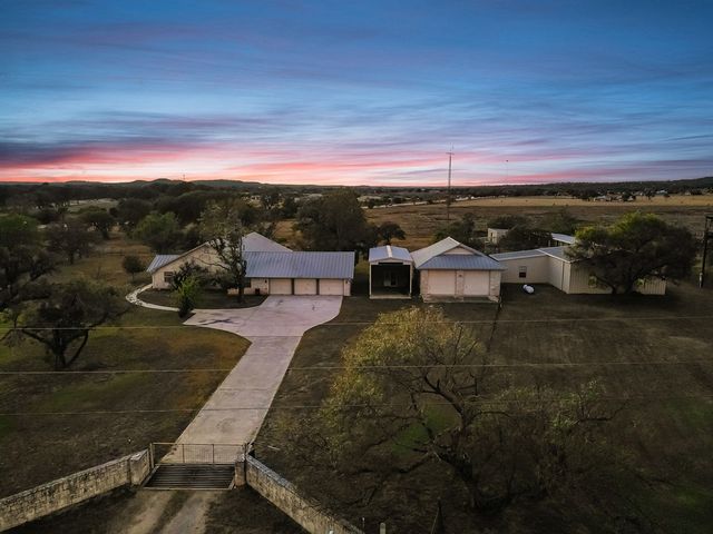 126 Boardwalk Dr, Center Point, TX 78010