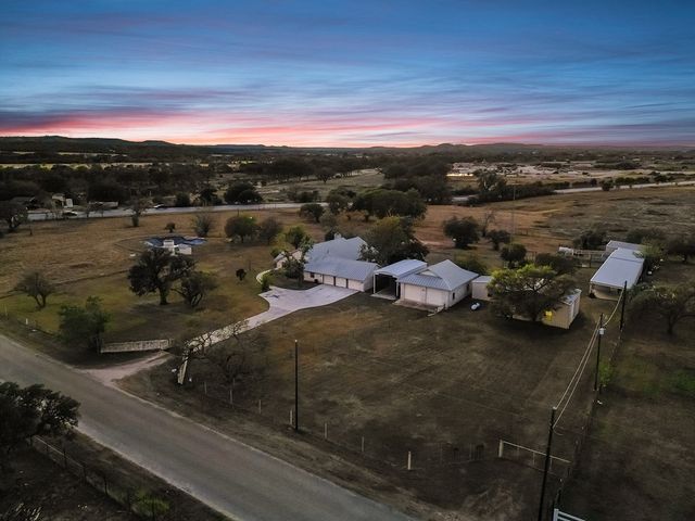 126 Boardwalk Dr, Center Point, TX 78010