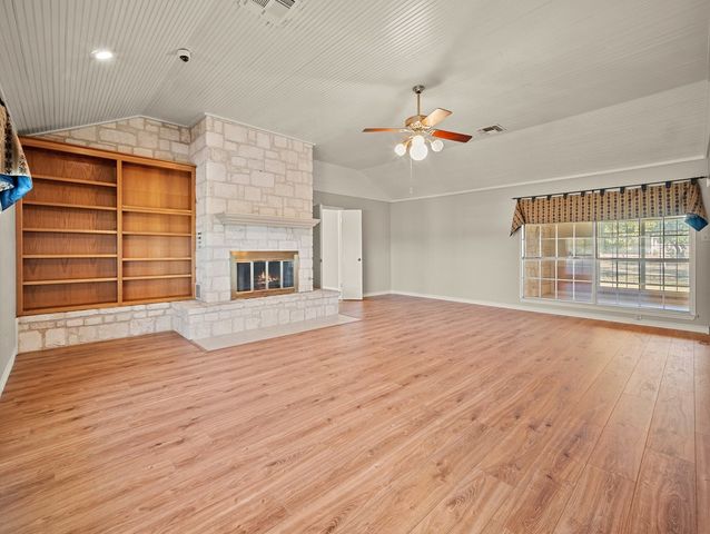 126 Boardwalk Dr, Center Point, TX 78010