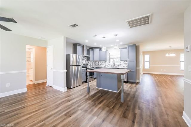 720 SW 8th TER, Cape Coral, FL 33991