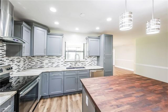 720 SW 8th TER, Cape Coral, FL 33991