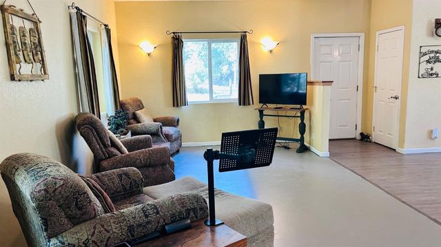 8719 Cave City Rd, Mountain Ranch, CA 95246