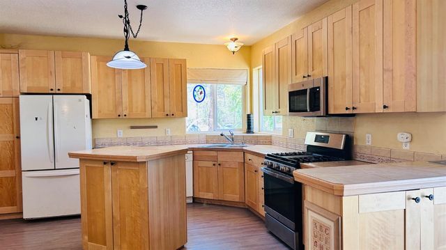 8719 Cave City Rd, Mountain Ranch, CA 95246