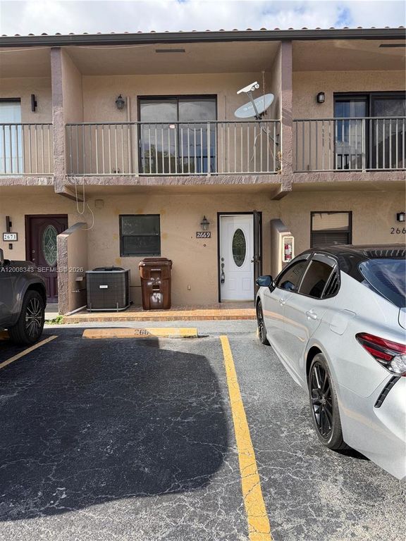 2669 W 52nd St 12, Hialeah, FL 33016