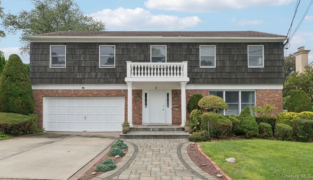 9 4th Place, Syosset, NY 11791