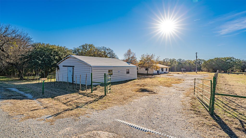 1005 Hickey Court, Granbury, TX 76049