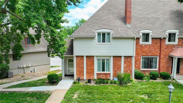 8399 Waukomis Drive, Kansas City, MO 64154