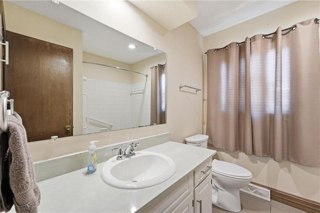 8399 Waukomis Drive, Kansas City, MO 64154