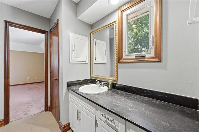 8399 Waukomis Drive, Kansas City, MO 64154