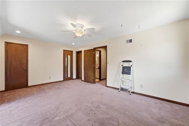 8399 Waukomis Drive, Kansas City, MO 64154