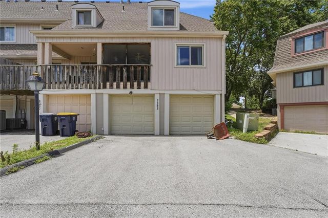 8399 Waukomis Drive, Kansas City, MO 64154