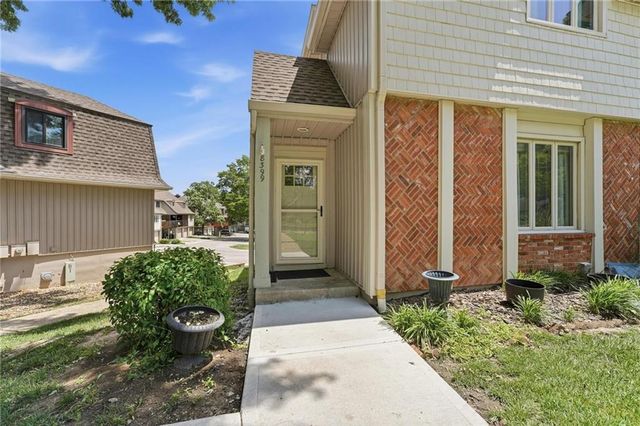 8399 Waukomis Drive, Kansas City, MO 64154