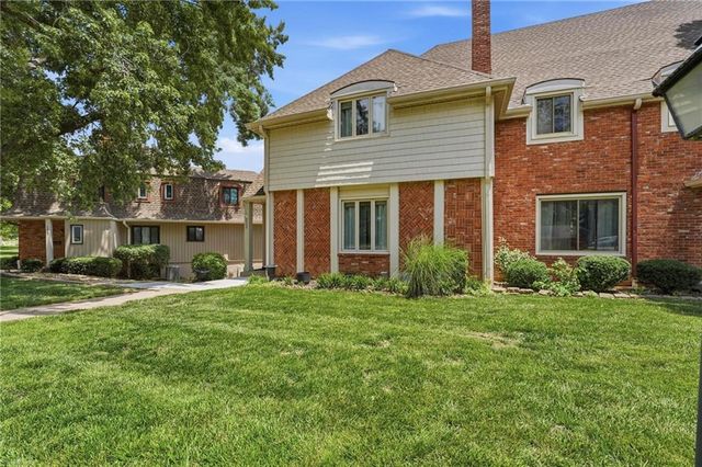 8399 Waukomis Drive, Kansas City, MO 64154