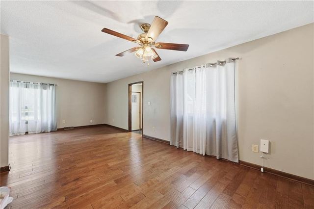 8399 Waukomis Drive, Kansas City, MO 64154