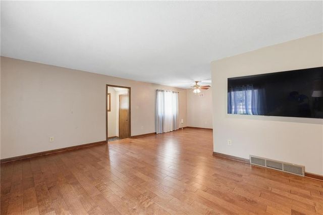 8399 Waukomis Drive, Kansas City, MO 64154