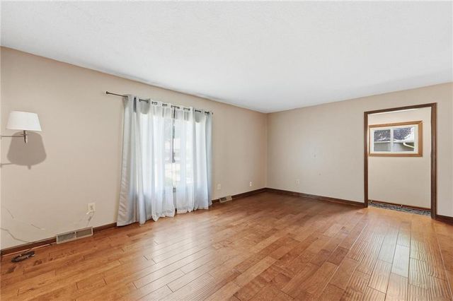 8399 Waukomis Drive, Kansas City, MO 64154