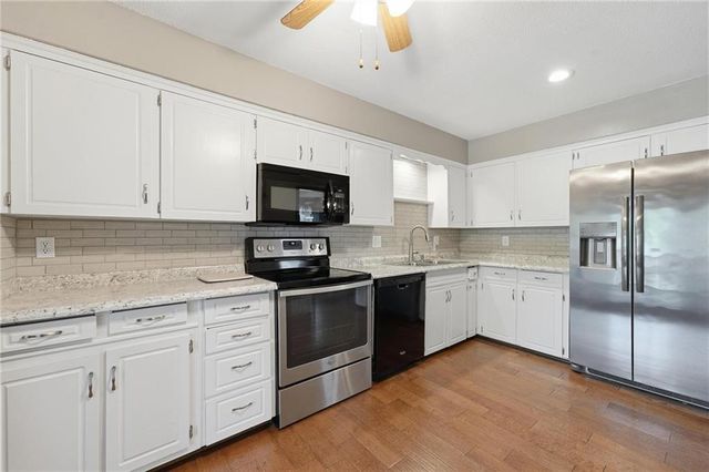 8399 Waukomis Drive, Kansas City, MO 64154