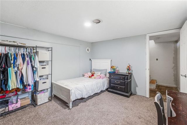 25225 S Windridge Road, Peculiar, MO 64078