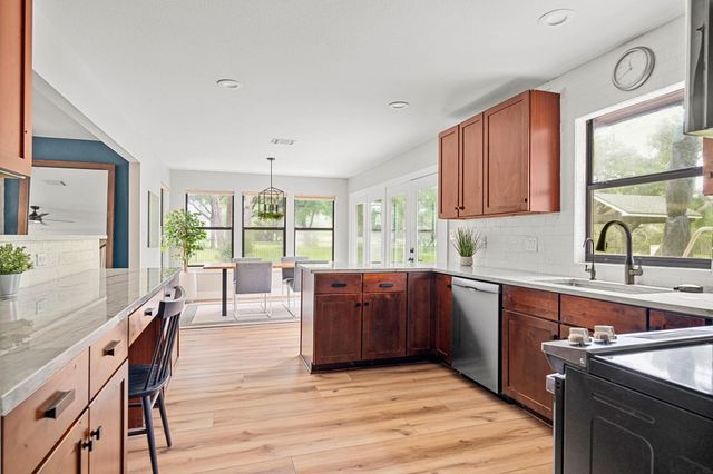 812 Post Oak DR, Dripping Springs, TX 78620