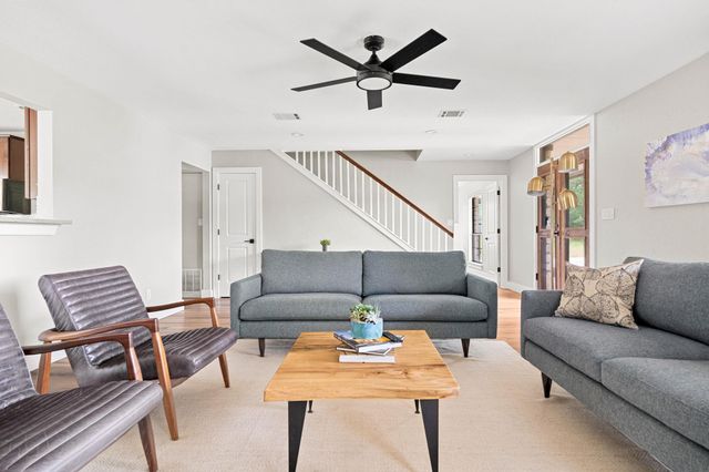 812 Post Oak DR, Dripping Springs, TX 78620