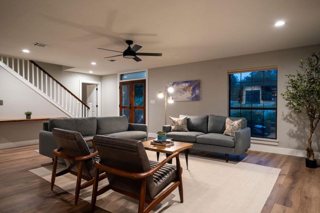 812 Post Oak DR, Dripping Springs, TX 78620