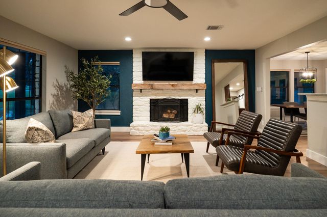 812 Post Oak DR, Dripping Springs, TX 78620