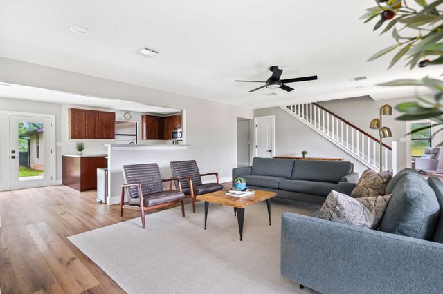 812 Post Oak DR, Dripping Springs, TX 78620