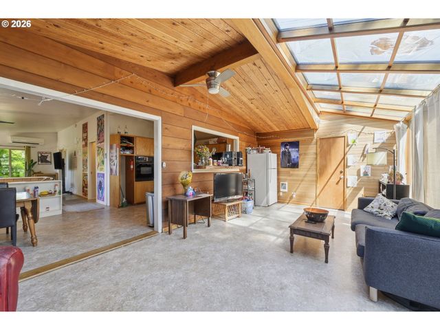 1750 E 26TH Ave, Eugene, OR 97403