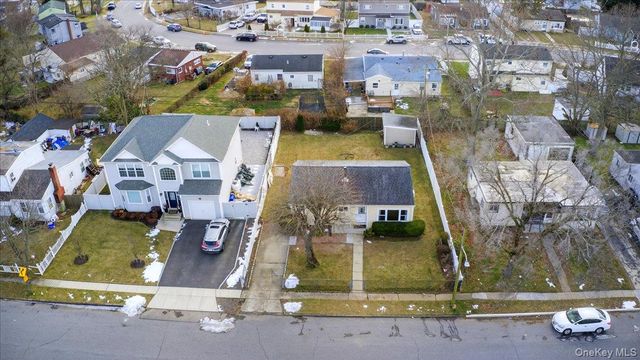 21 Somerset Road N, Amityville, NY 11701