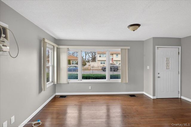 21 Somerset Road N, Amityville, NY 11701