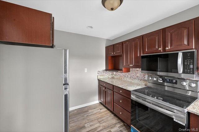 21 Somerset Road N, Amityville, NY 11701