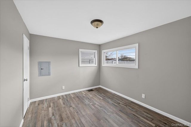 21 Somerset Road N, Amityville, NY 11701