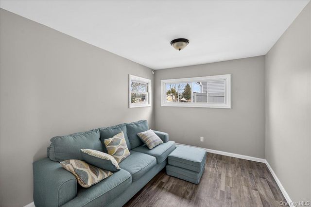 21 Somerset Road N, Amityville, NY 11701