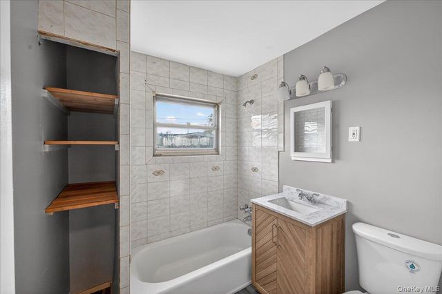 21 Somerset Road N, Amityville, NY 11701