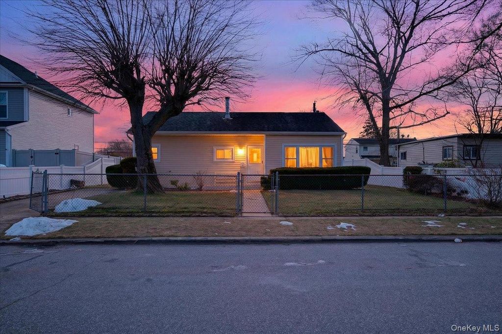 21 Somerset Road N, Amityville, NY 11701