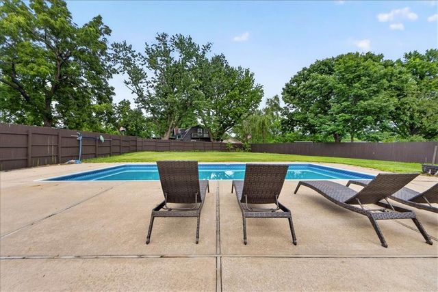 904 SW 44TH Street, Blue Springs, MO 64015