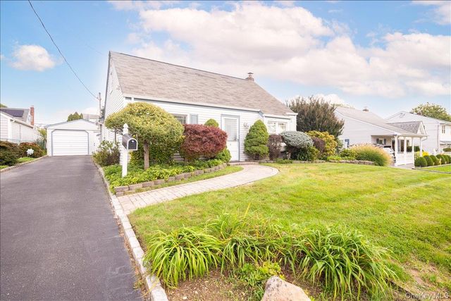 8 Park Circle N, Farmingdale, NY 11735