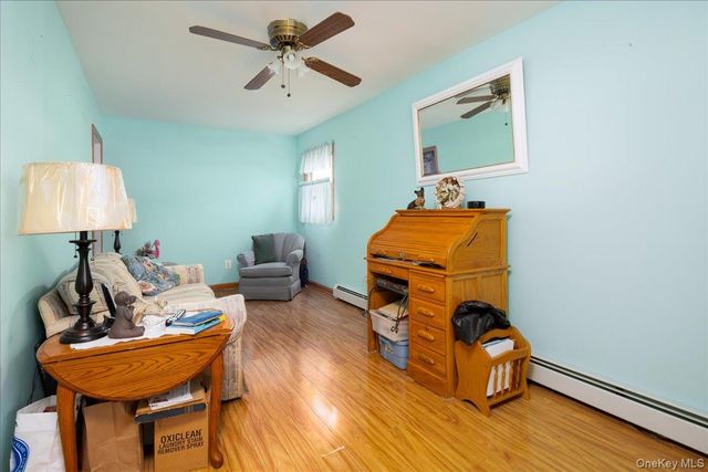 8 Park Circle N, Farmingdale, NY 11735