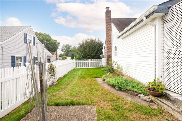 8 Park Circle N, Farmingdale, NY 11735