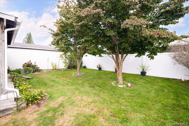 8 Park Circle N, Farmingdale, NY 11735