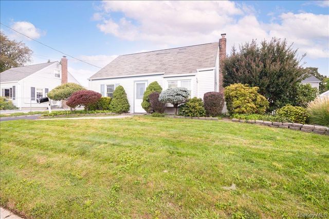 8 Park Circle N, Farmingdale, NY 11735