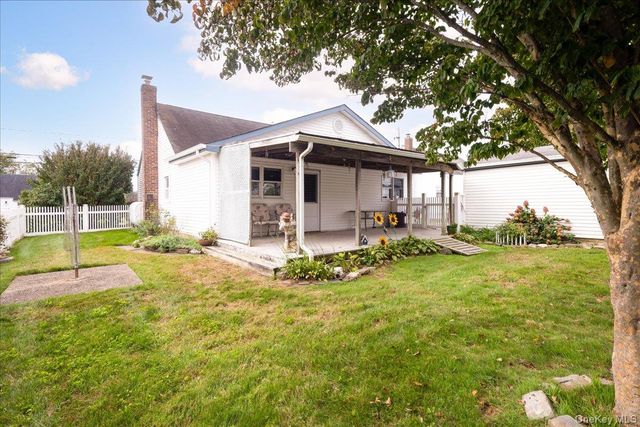 8 Park Circle N, Farmingdale, NY 11735