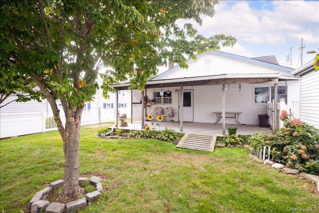8 Park Circle N, Farmingdale, NY 11735