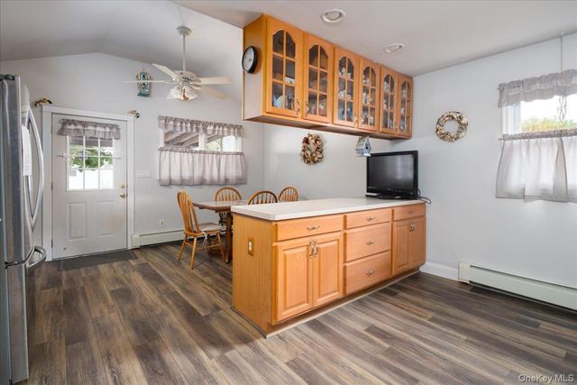8 Park Circle N, Farmingdale, NY 11735