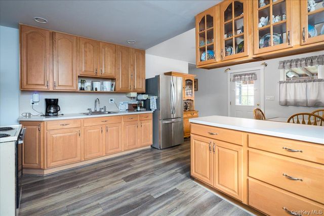 8 Park Circle N, Farmingdale, NY 11735