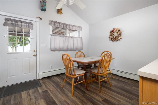 8 Park Circle N, Farmingdale, NY 11735